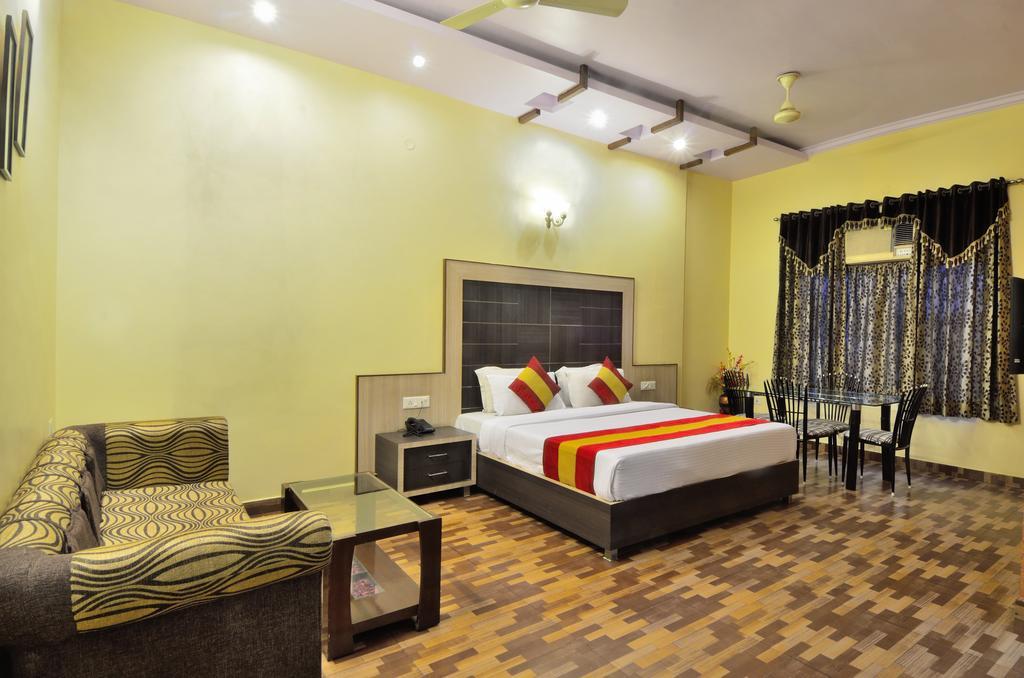 אמריצר Hotel Roopa International מראה חיצוני תמונה
