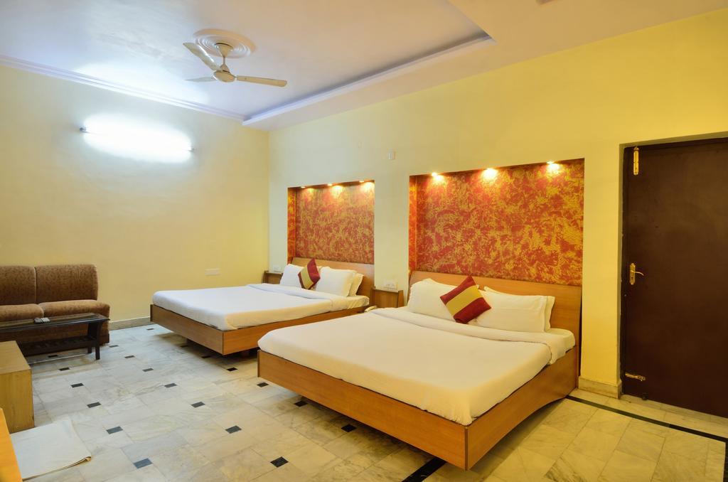 אמריצר Hotel Roopa International מראה חיצוני תמונה