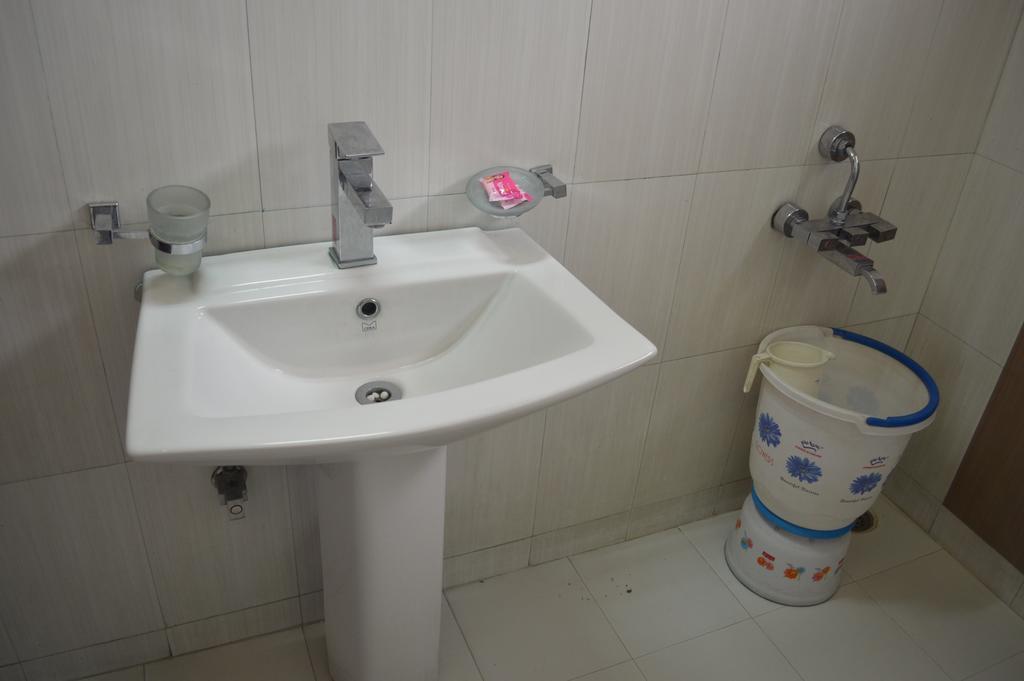 אמריצר Hotel Roopa International חדר תמונה